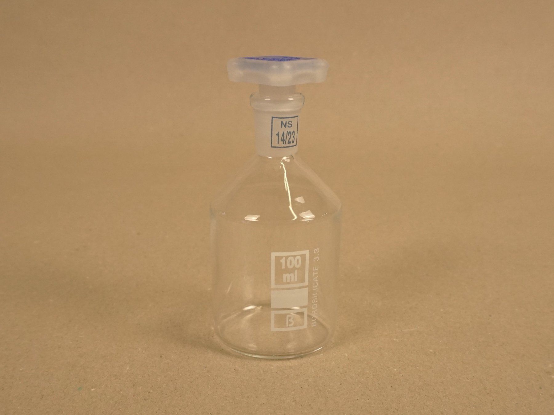 Accessori da laboratorio: Weithalsflasche 100ml mit Normschliff und Stopfen – Usato da Pratteln venduto da Restwert_Pratteln