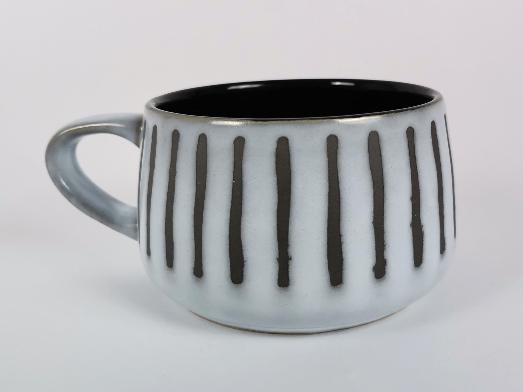 Tassen: TASSE Grau mit schwarzen Vertikalstrichen – Gebraucht aus Schaffhausen von Restwert_SH