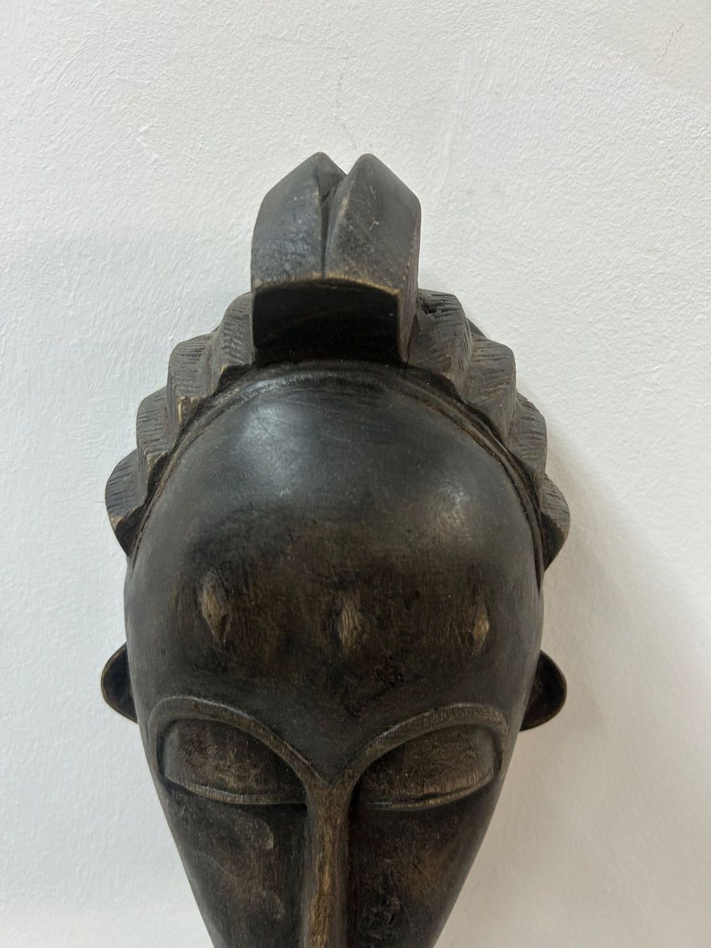 Internationale Kunst: antike traditionelle afrikanische Holz-Maske Alter unbekannt – Gebraucht aus Zürich von Levelart 3