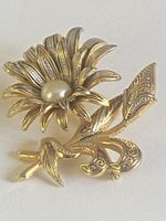 Vintage Blumenbrosche mit Perle – Goldfarben