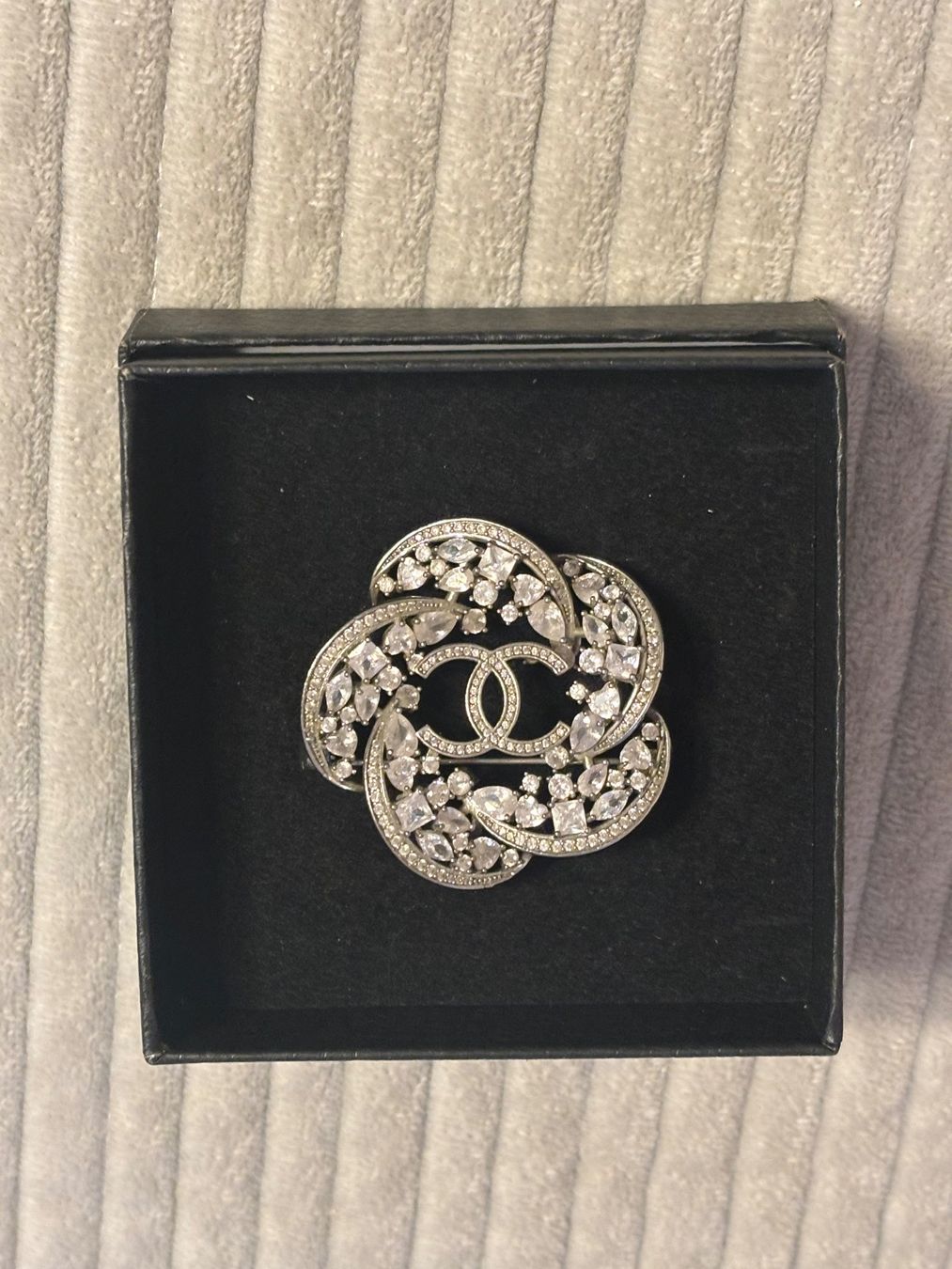 Chanel Spille & Fermagli: Chanel CC  Camelie Brosche Silber Strass – Usato da St. Margrethen SG venduto da dijanaO