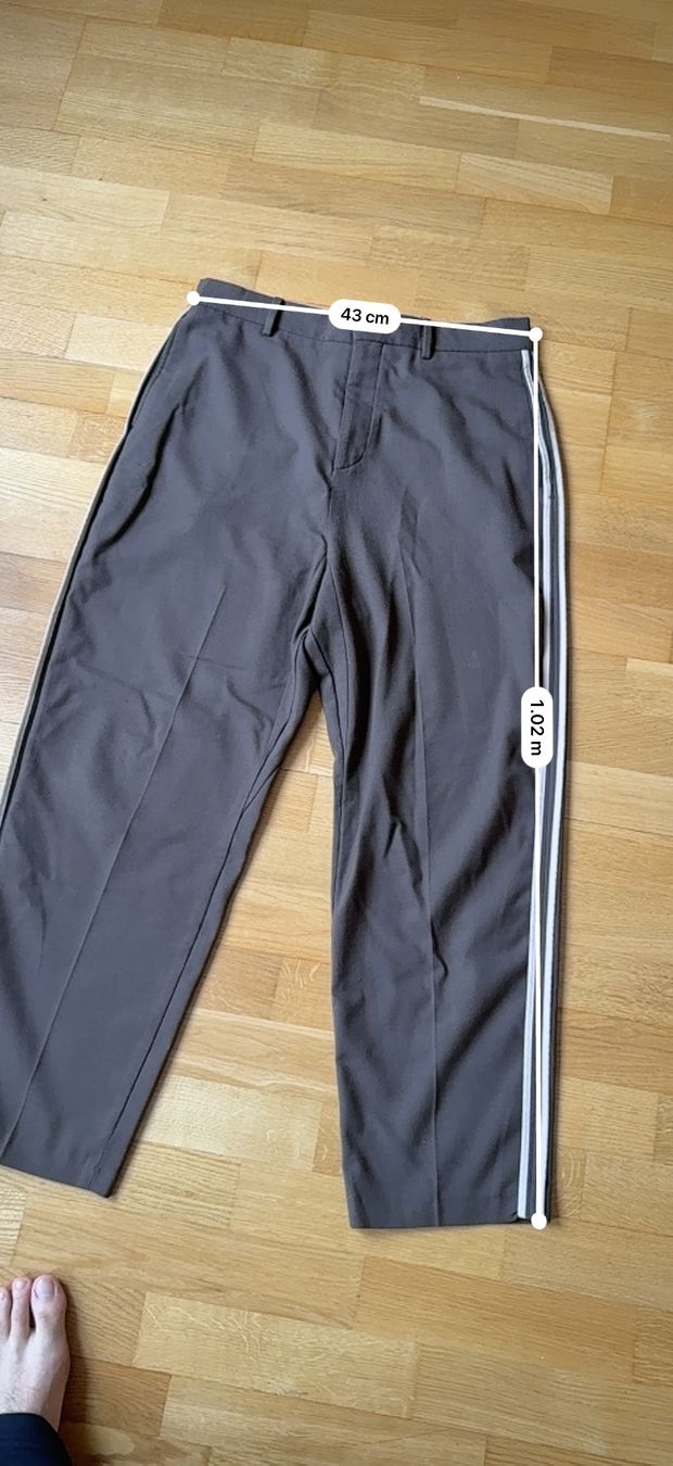 Pantaloni: Braune Stoffhose mit Seitenstreifen – Usato da Zürich venduto da Basilou98 6