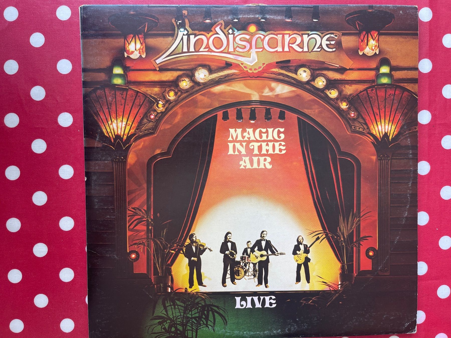 Vinyles: A558/Lindisfarne - Magic in the Air Live – D'occasion à Frutigen par Philippe_jsp