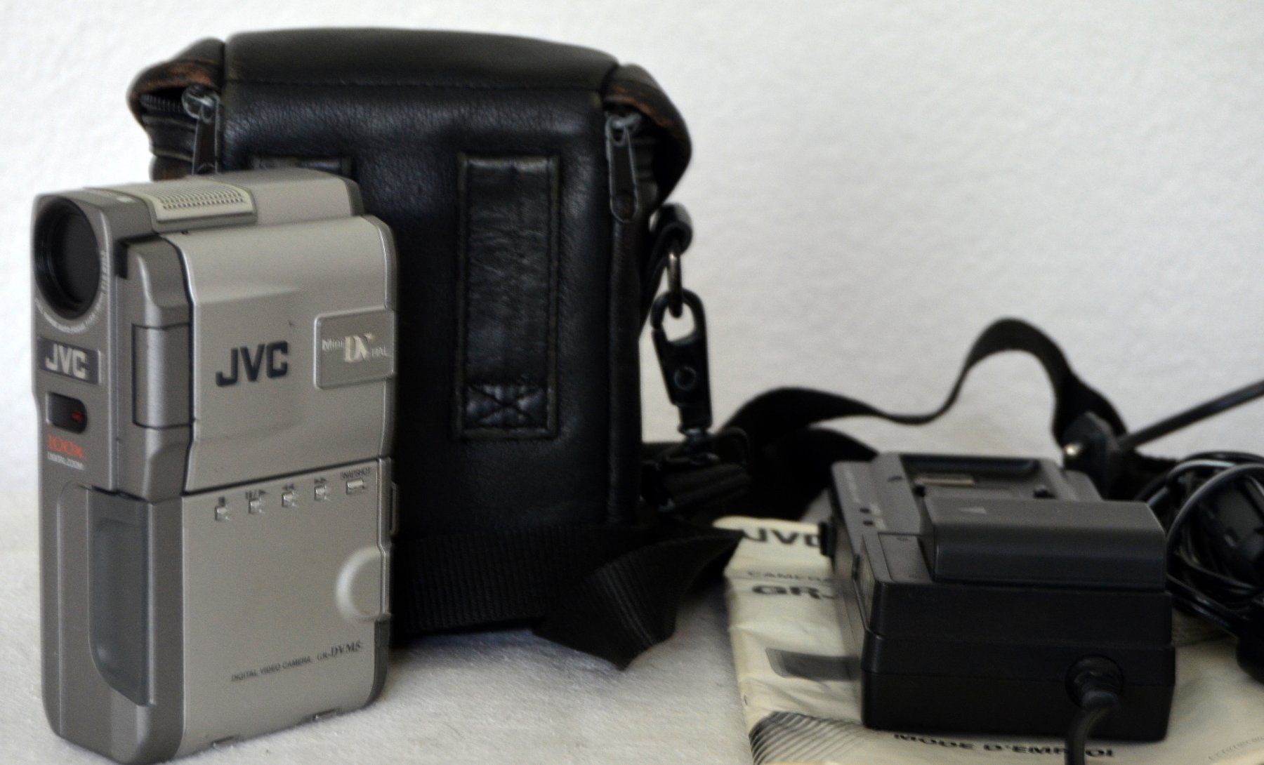 JVC Camcorder: JVC GR-DVM5E MiniDV Camcorder caméscope – Defekt aus Collonges von arashee 1