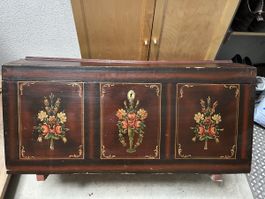 Coffre en bois ancien avec décor floral état correct