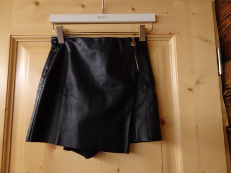 Schwarzer Kunstleder Hosenrock von ZARA Gr. XS - 260395