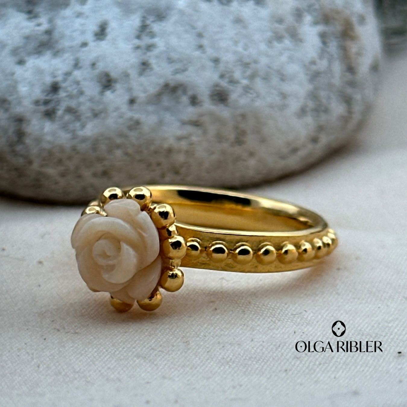 Olga Ribler Anelli: Edelstahl 4 mm  Ring mit Korallenrose,  Ringgrösse 60 – Nuovo (secondo la descrizione) da Luzern venduto da Schmuckoutlet 5