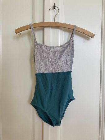 Justaucorps Yumiko bleu et gris velours taille 14