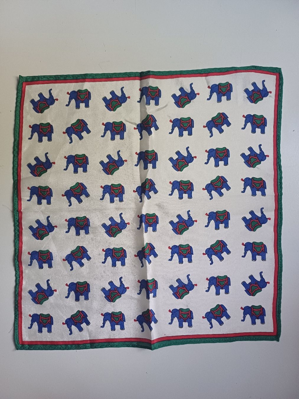 Altro in  Abbigliamento & Accessori: Seidentuch mit Elefanten, Codello, 29x27cm – Nuovo (secondo la descrizione) da Zürich venduto da Avocadokern