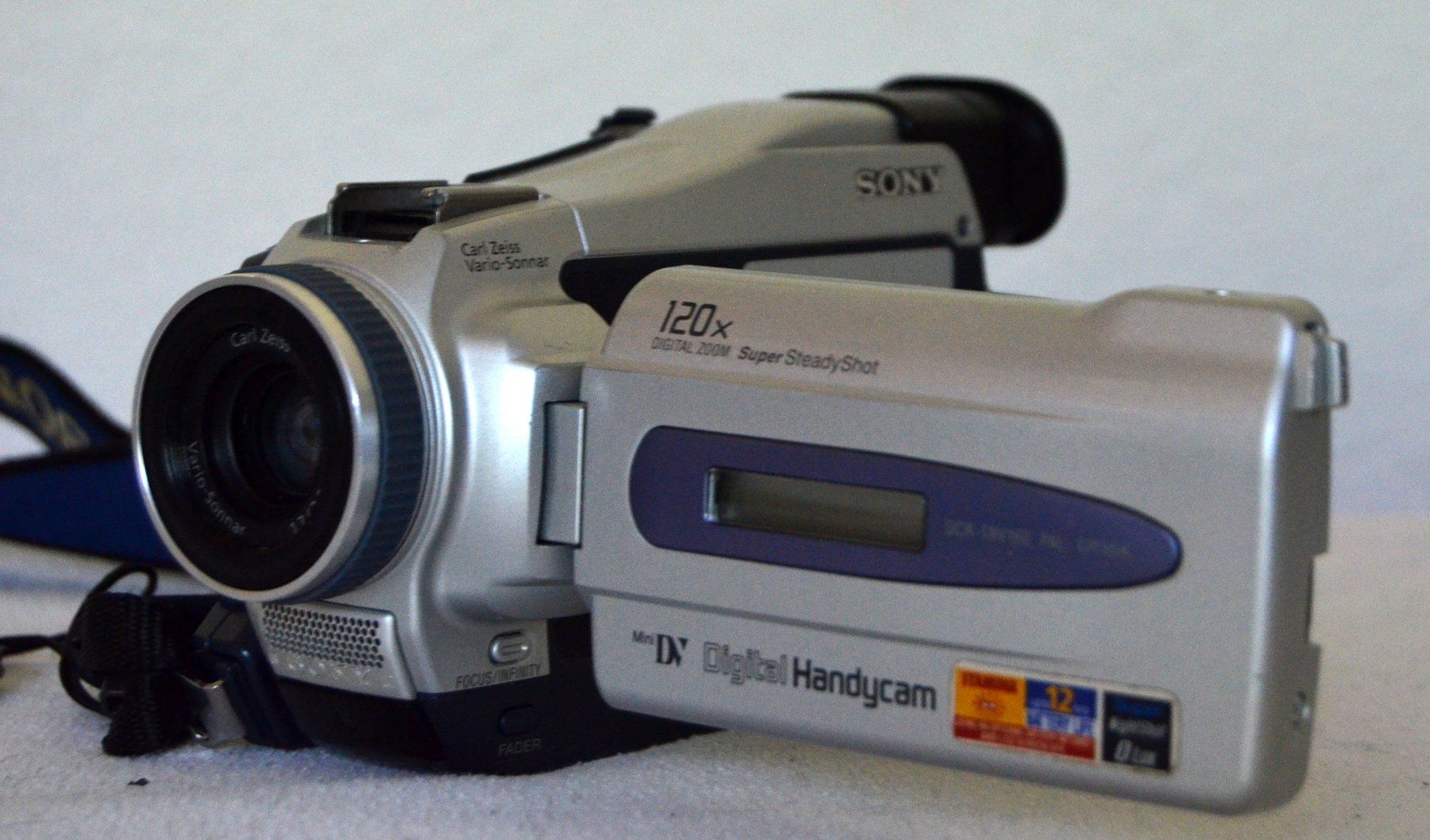 Sony Caméscopes: Sony DCR-TRV16E MiniDV Camcorder / caméscope – Défectueux à Collonges par arashee 1