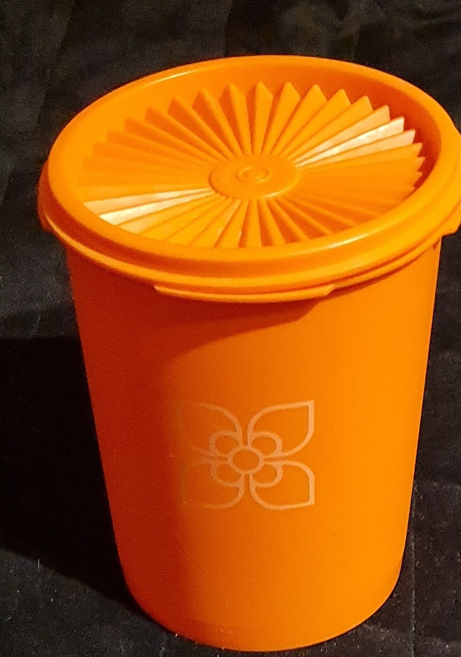 Tupperware Contenitori & Simili: Tupperware Behälter Orange – Usato da Münsingen venduto da Cuci31