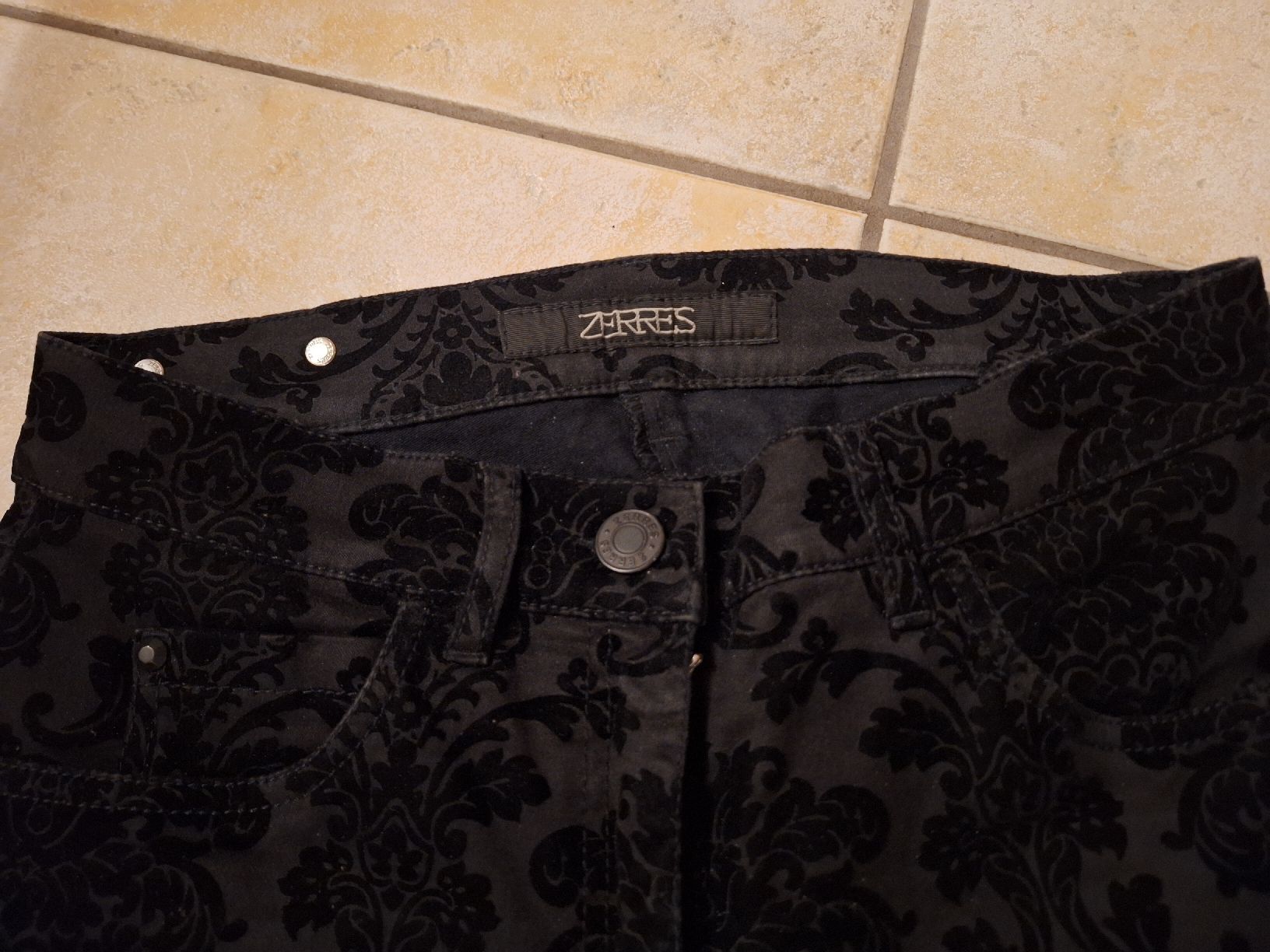 Pantaloni: Hose im Ausbrennerstil. Samtblumen – Usato da Rheinfelden venduto da Cleopatra2000 2