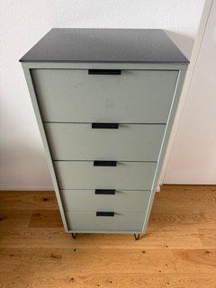 Cassettiere: Elegante Kommode in Mintgrau mit massgefertigter Glasplatte – Usato da Horgen venduto da florian.wiso 1