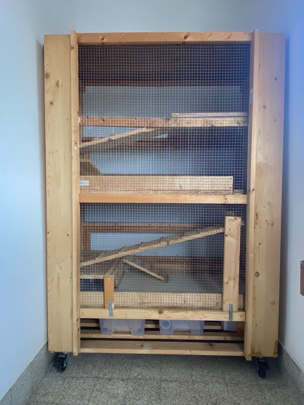 Cages, transport & sécurité: Grande cage pour hamster ou cochons d’Inde – D'occasion à Neuchâtel par Familien-Fundgrube 2