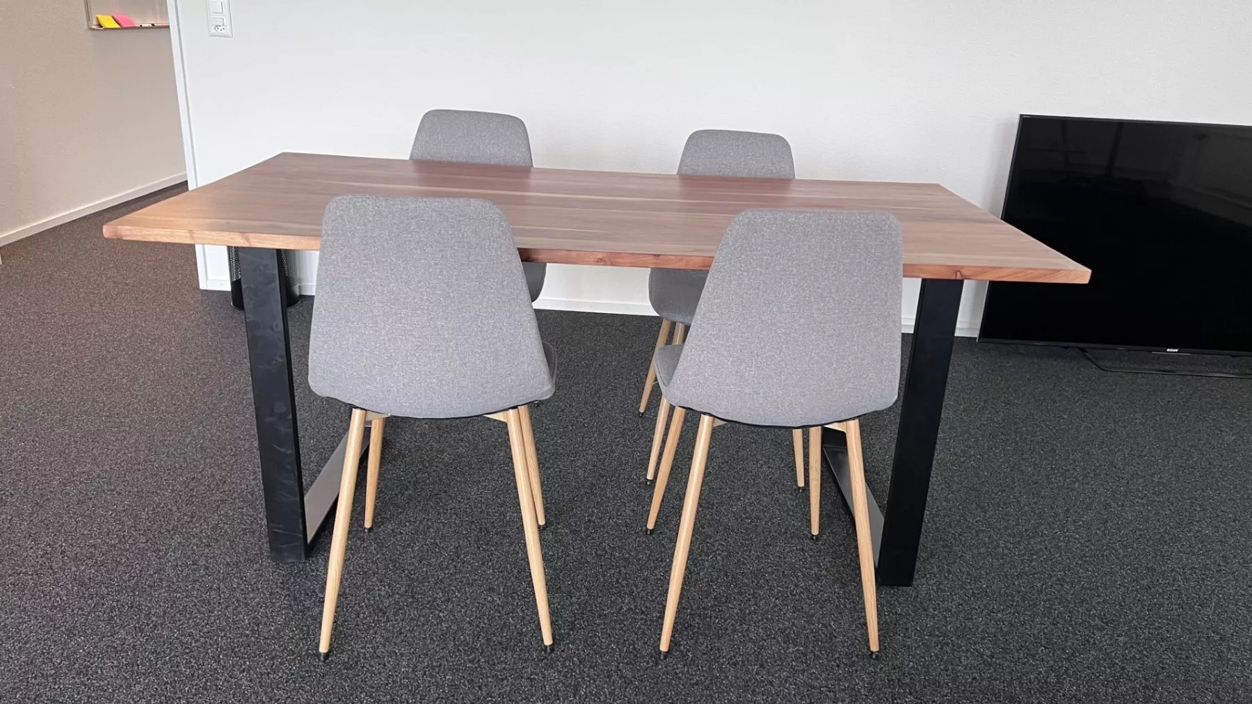 Set di tavolo e panche: Moderner Holztisch mit 4 Stühlen – Usato da Zug venduto da Knoedle12 2