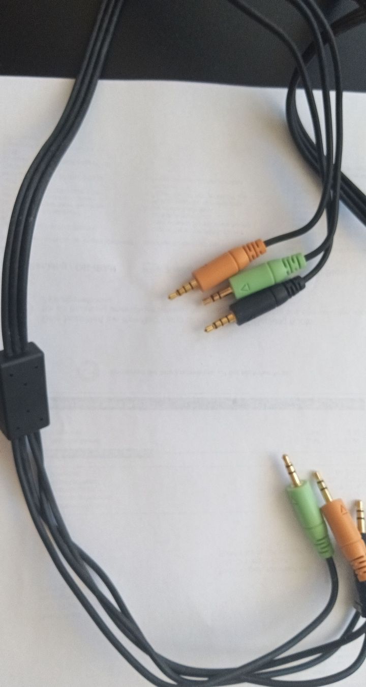 Kabel: Audiokabel 3.5mm Klinke - 4 polig – Neu (gemäss Beschreibung) aus Grächen von Eifelelch