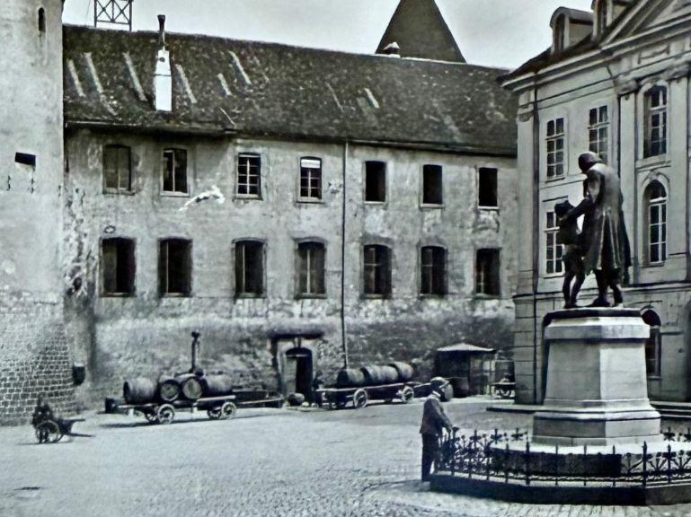Ansichtskarten: Yverdon - Le château - Animée. 1930 – Gebraucht aus Lutry von Ediego 1