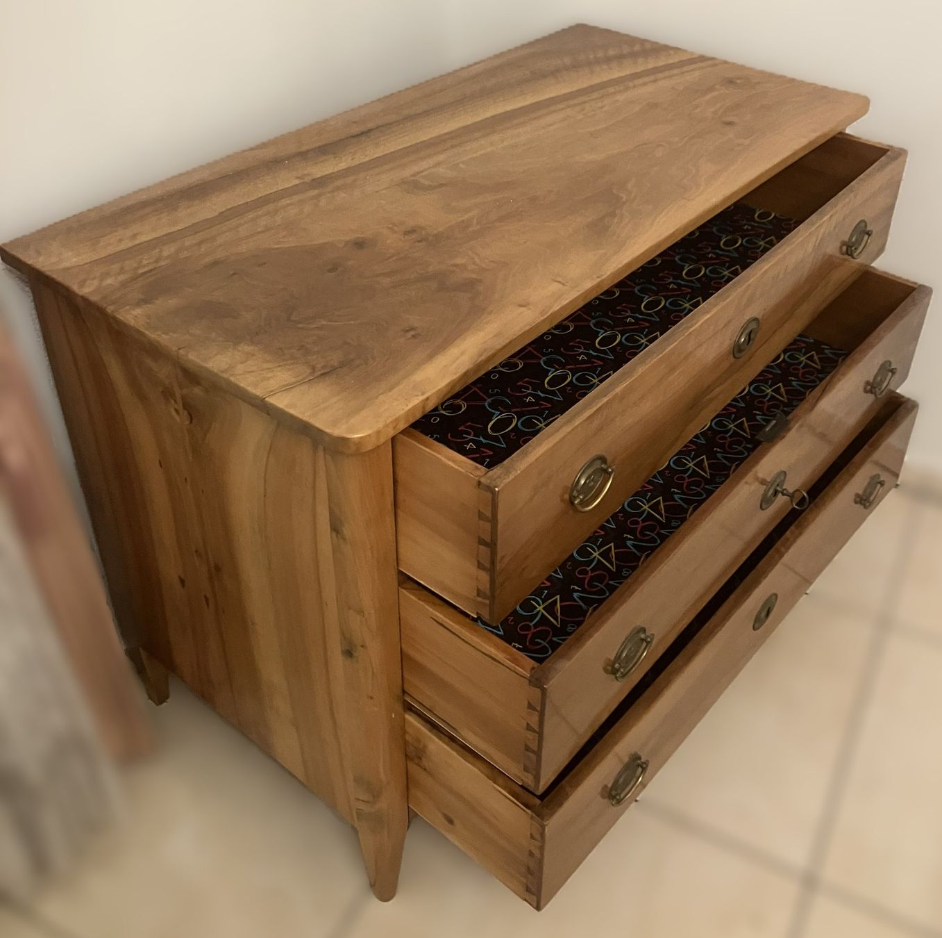 Cassettiere: Biedermeier Kommode Original um 1830 | Kirschbaum / Nussbaum – Usato da Luzern venduto da FeU 1