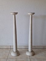 2 grosse Bodenkerzenständer aus Holz – weiss, rustikaler Loo