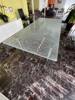 Grosser Esstisch mit Glasplatte