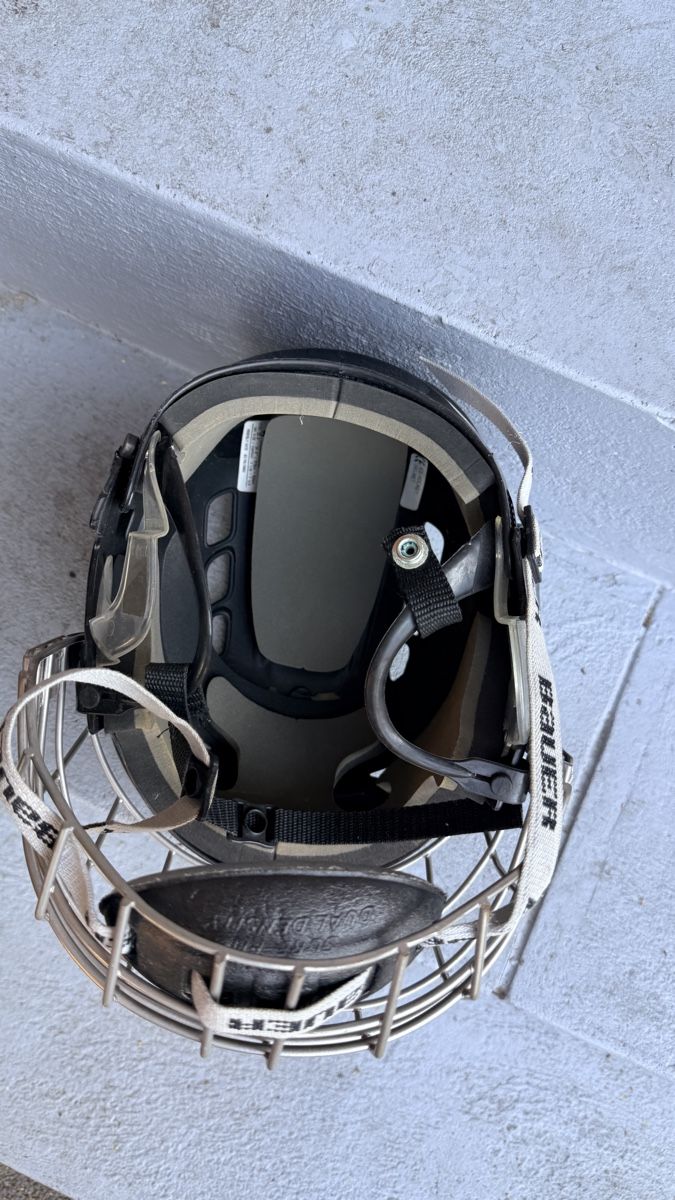 Caschi: Eishockeyhelm ITECH mit BAUER Gitter Schwarz – Usato da Winterthur venduto da Alawi_47 1