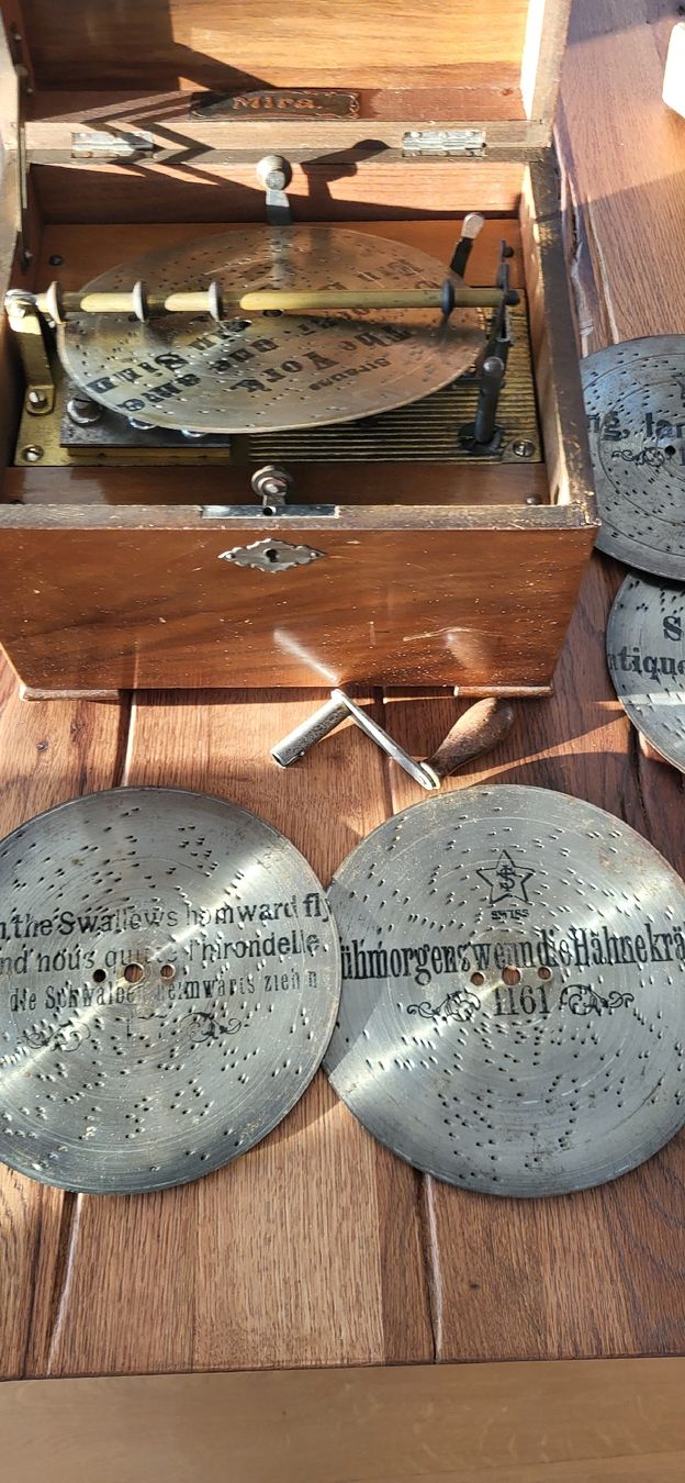 Carillon: Antike Mira Platten-Spieldose/Orgel mit 12 Platten – Usato da Rüti ZH venduto da price02 2