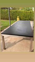 Gartentisch mit Metallgestell akzeptabler Zustand