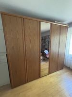 Schrank mit Spiegel