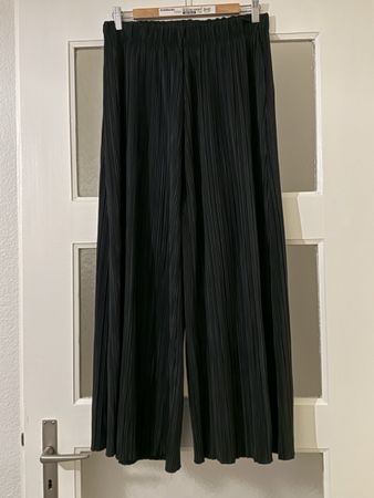 Schwarze Plisseehose, Grösse XS von Weekday