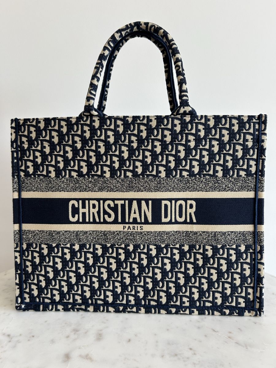 Sacs femmes: Dior Large Book Tote Bag – D'occasion à Kilchberg ZH par malibubeach