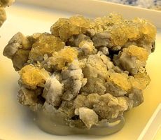 Mineralien: Prenith - Desmin - Calzit - Diopsid