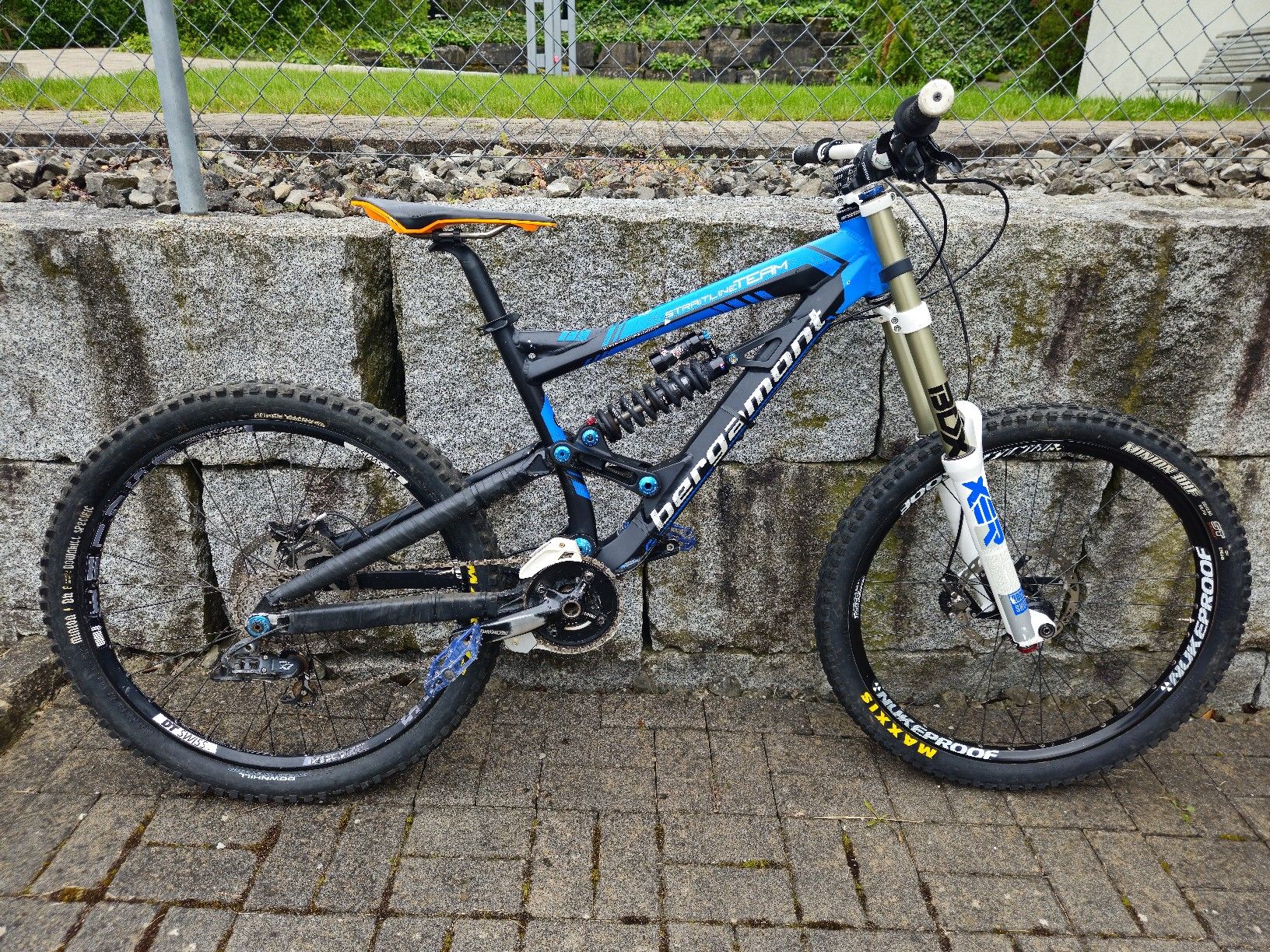 Bergamont Vélos: Bergamont Straitlin Team Downhill – D'occasion à Bleienbach par BG1221 1