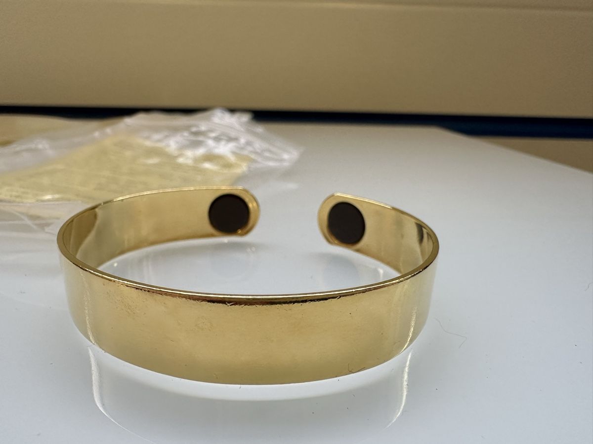 Bracciali & Braccialetti: Kupfer-Armreif mit Magnet Neu – Nuovo e nell'imballaggio originale da Frümsen venduto da Swissline90