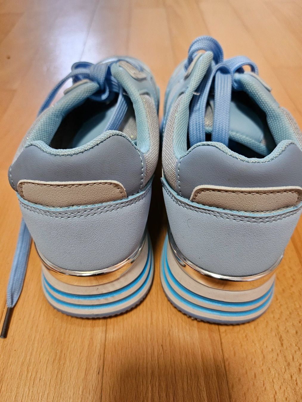 Damenschuhe: Sneaker hellblau mit silbernen Verzierungen, Gr. 38 – Gebraucht aus Zürich von qua_7dpq 1