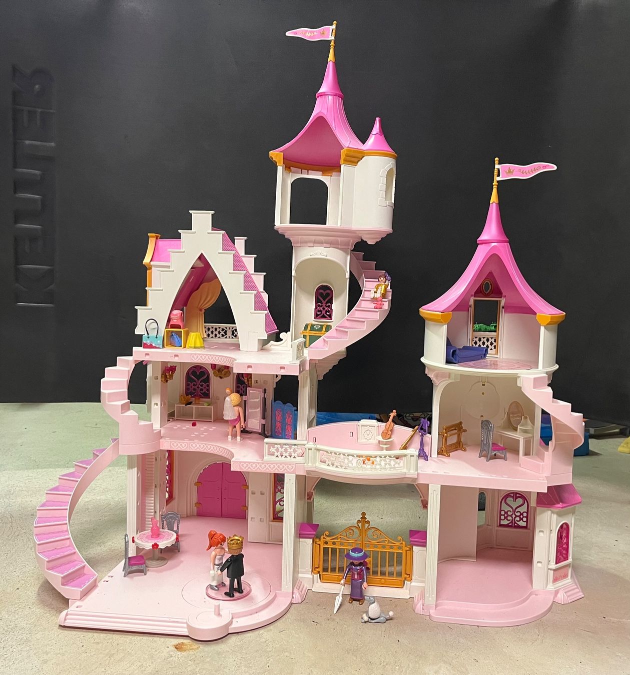 Playmobil Spielzeuge: Playmobil Schloss mit Inventar – Gebraucht aus Rämismühle von schmeelen