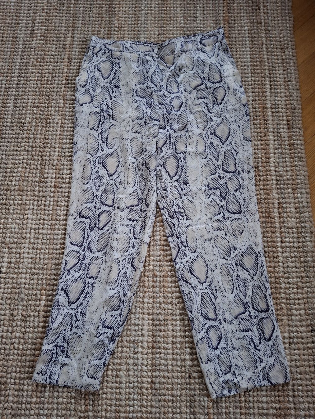 Zara Hosen: Pantalon Zara L imprimés python  – Gebraucht aus Lausanne von Cognitia