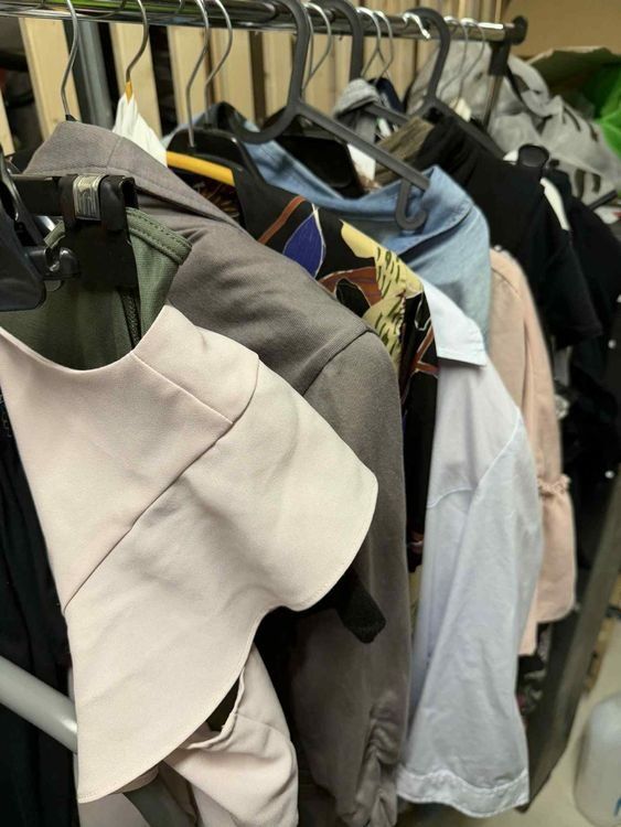 Lotti di vestiti: Grosses Kleiderpaket second hand – Usato da Riehen venduto da edu_92w7 1