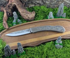Elegantes Klappmesser mit Ziergravur & Lederscheide