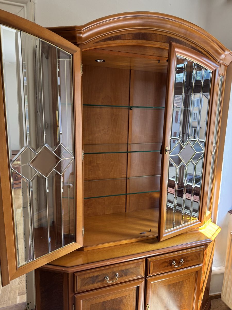 Vetrine: Vitrinen-Buffetschrank Nussbaum gute Erhaltung – Usato da Münchenstein venduto da HusiKurt 1