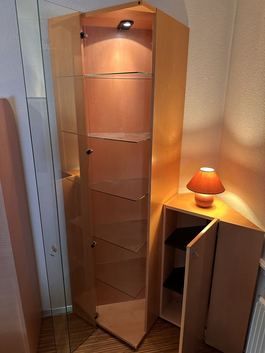 Vitrinen: Vitrinenschrank mit Eckteil und Beleuchtung Bucheoptik – Gebraucht aus Ittigen von Carleu 5