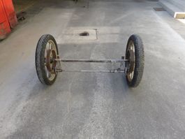Achse mit Pneus bereift