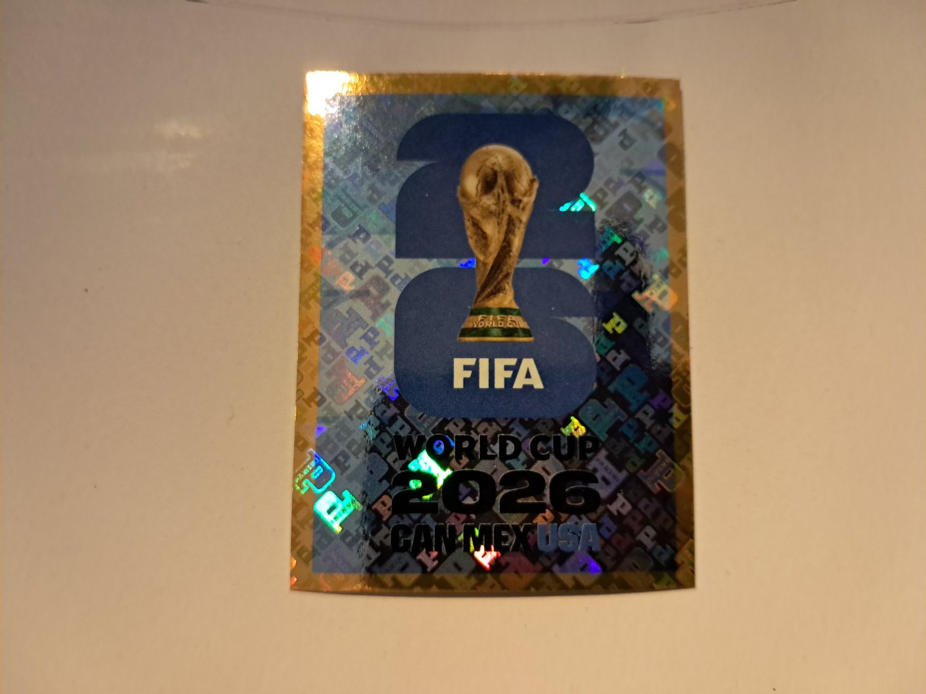 Panini Carte collezionabili: WM26 FWC Logo Blau – Nuovo (secondo la descrizione) da Wallisellen venduto da Cyberfuexli