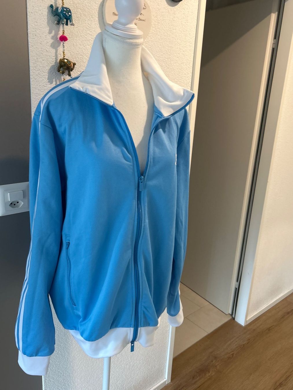Adidas Giacche: Adidas Trainingsjacke hellblau/weiss Gr. L – Usato da Brunnen venduto da Nala2929 2