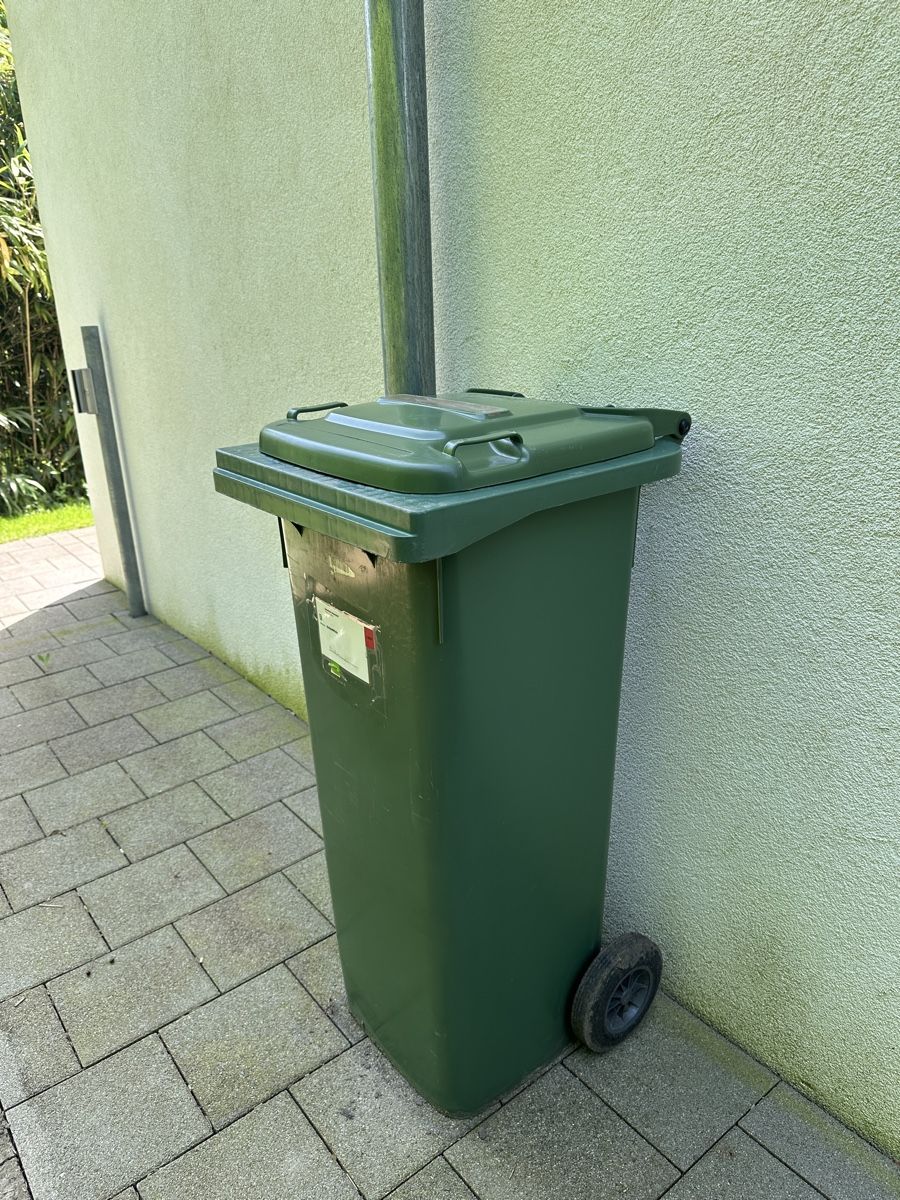 Banconi: Rollabfallbehälter - Grüncontainer 140L – Usato da Utzenstorf venduto da watch.view