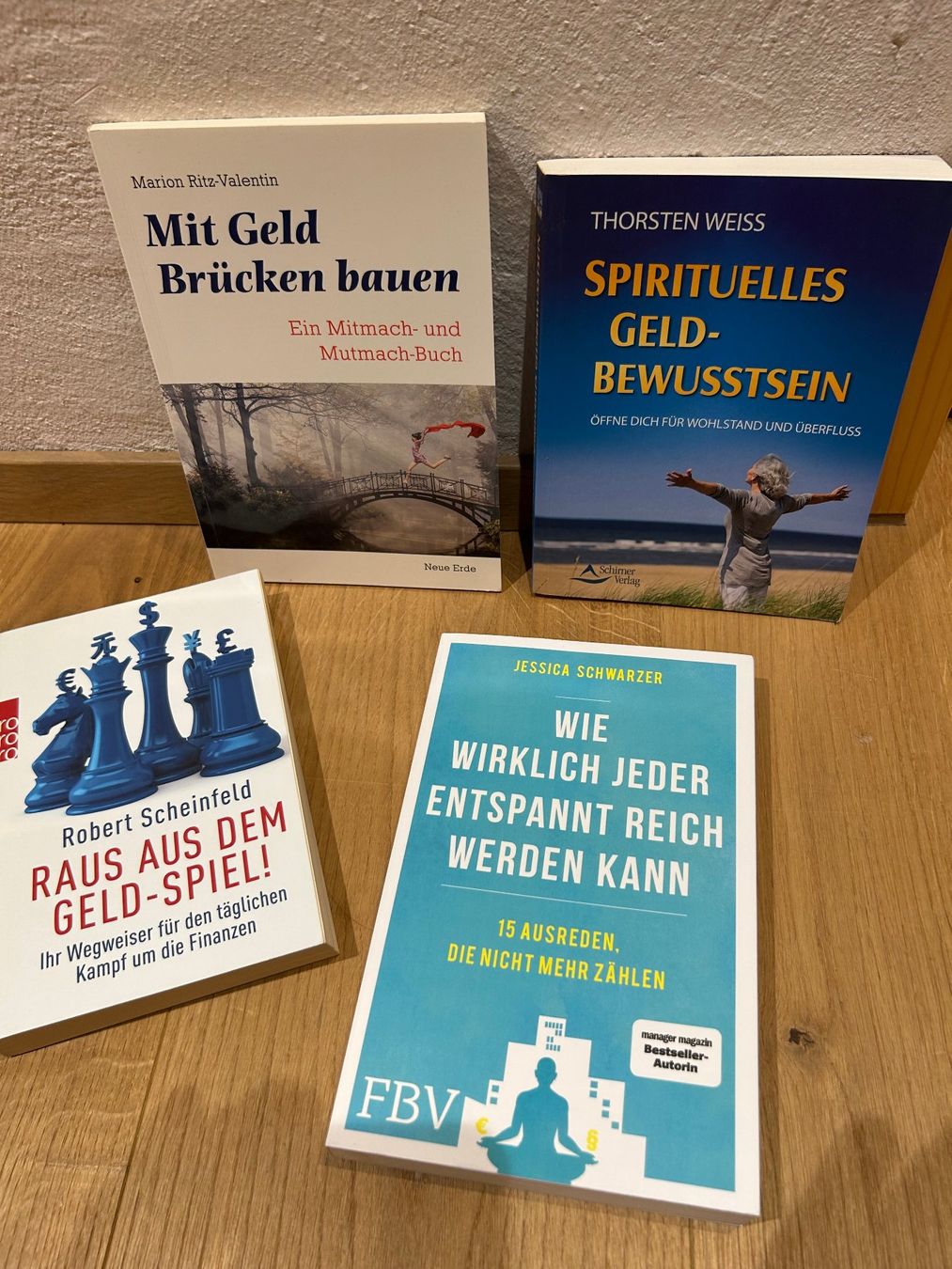 Libri: 4 Bücher über Geldbewusstsein – Nuovo (secondo la descrizione) da Innertkirchen venduto da Urbachtal