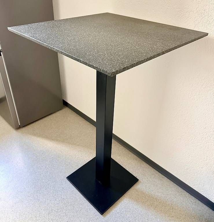 Tables: Hochtisch mit Granit-Tischplatte – D'occasion à Kilchberg ZH par yoa_7ndh