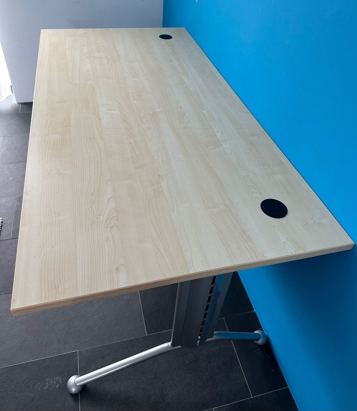 Bureaux: Schreibtisch mit Kabelkanal – D'occasion à Herrliberg par Chreezy