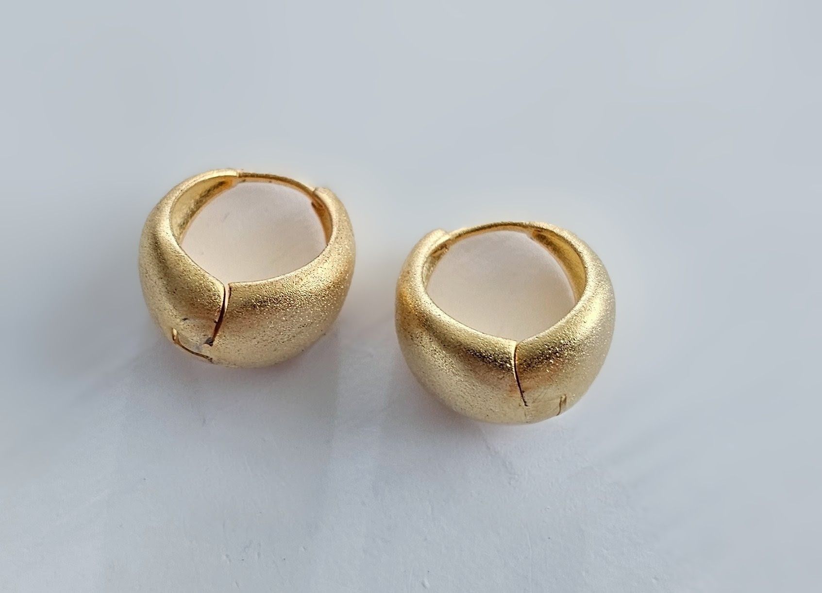 Ohrringe & -stecker: Creolen goldfarben matt – Gebraucht aus Ettenhausen TG von CH2300