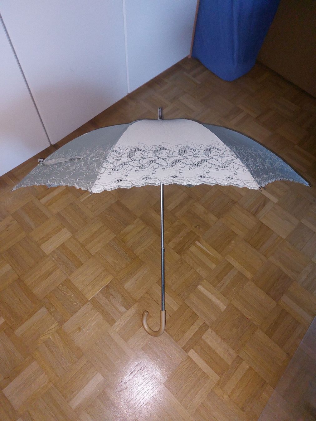Ombrelloni: VINTAGE Sonnenschirm, hellgrün, mit Spitze – Usato da Baden venduto da BanaBoutique 3