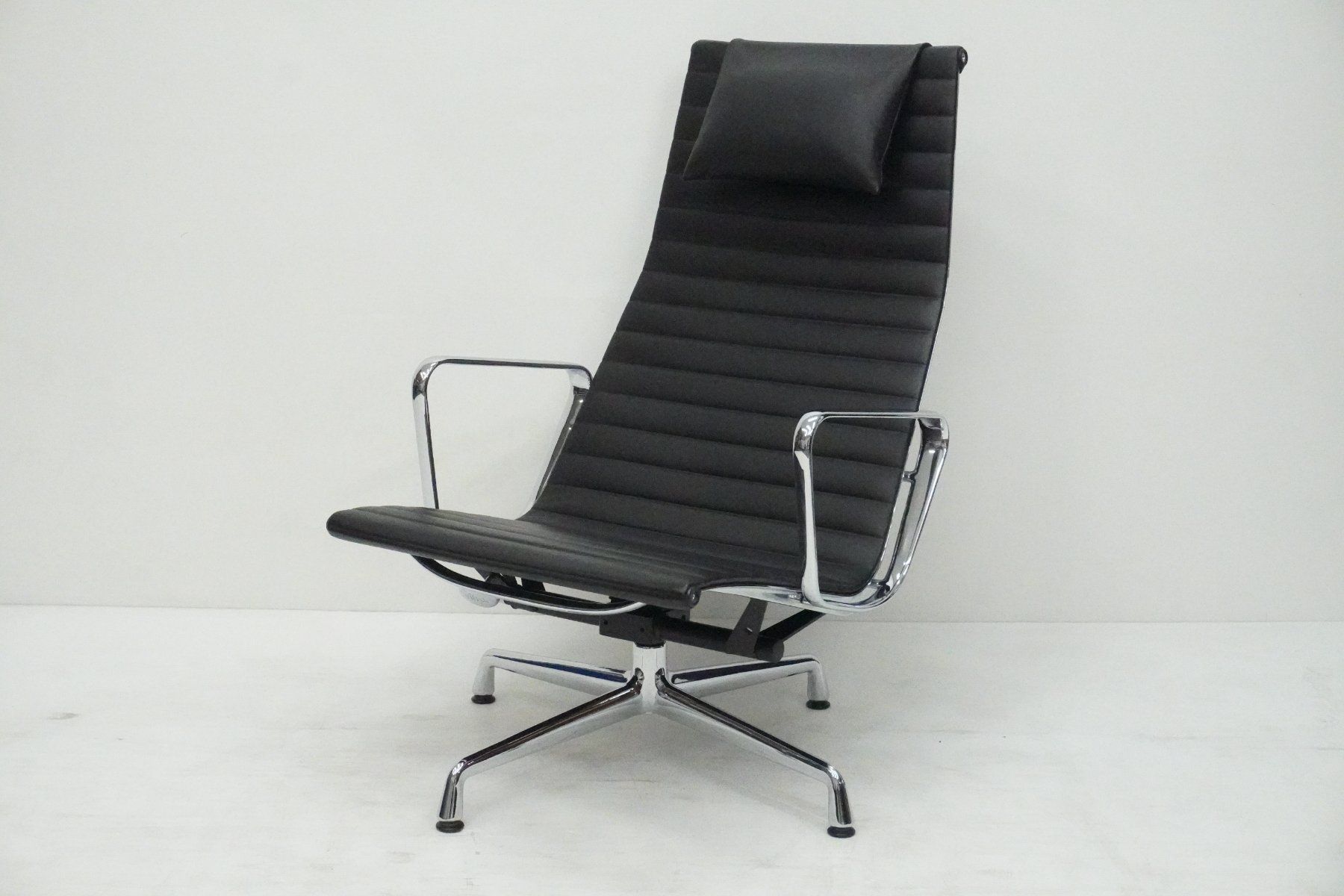 Vitra Poltrone: Vitra Eames Aluminium Chair Lounge EA124 – Usato da Bad Zurzach venduto da QLASSIQ